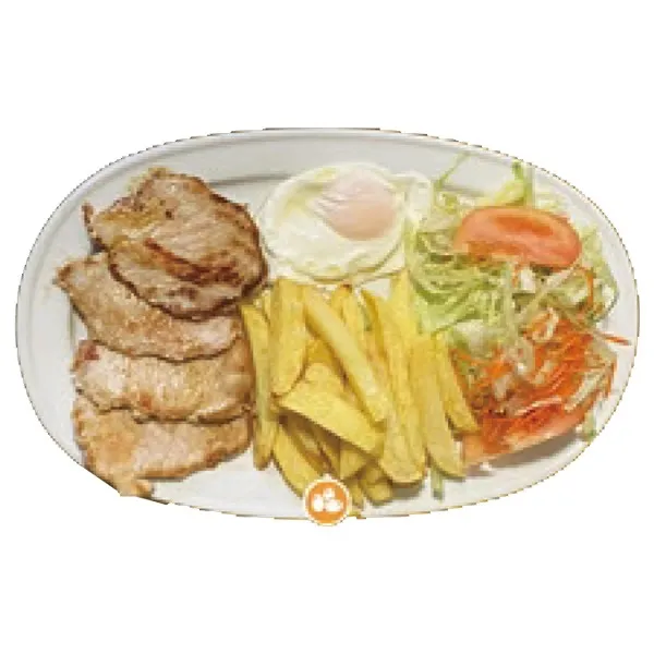 Lomo con patatas, ensalada y huevo